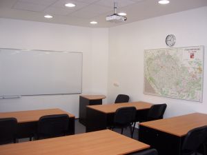 Učebna, školící, jednací nebo konferenční místnost k pronájmu. 1
