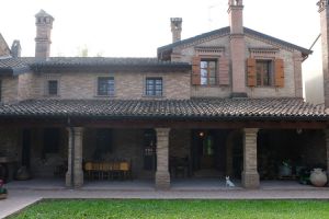 Nedaleko Milána nedaleko Cremony, staré jedinečné vily. 1