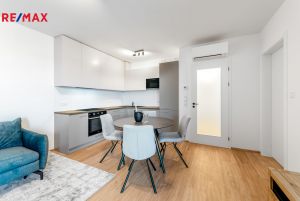 Pronájem bytu 2+kk 54 m² v 5 podlaží s balkonem a parkováním, Jankovcova, Praha 7 - Holešovice 7